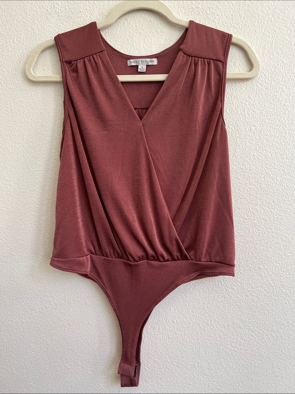 GREEN ENVELOPE Sleeveless Faux Wrap Bodysuit Surplice V-Neckline Mauve S